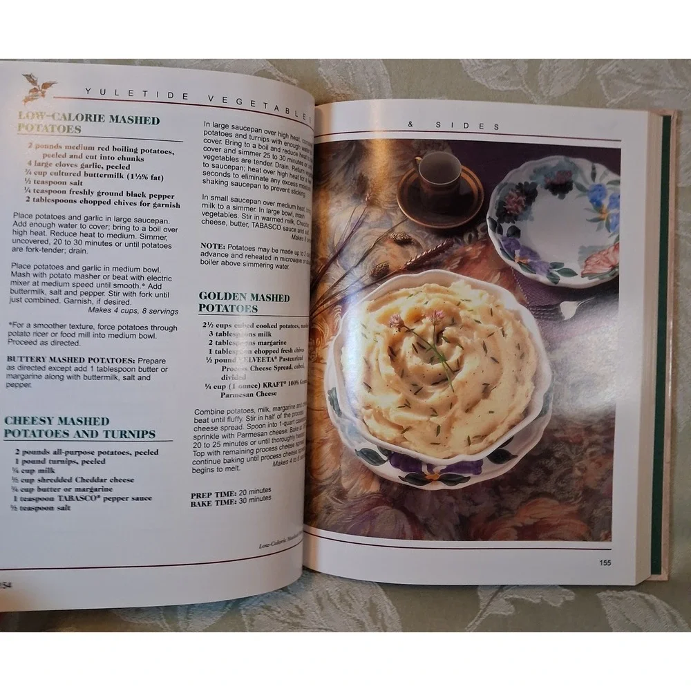 Treasury of Christmas Cookbook 500+ Holiday Recipes Hardcover 1997 Publications